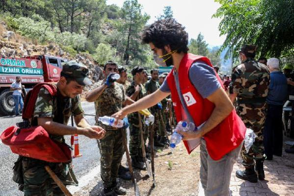 Azerbaycanlı yangın söndürme ekibine Kızılay'dan beslenme desteği